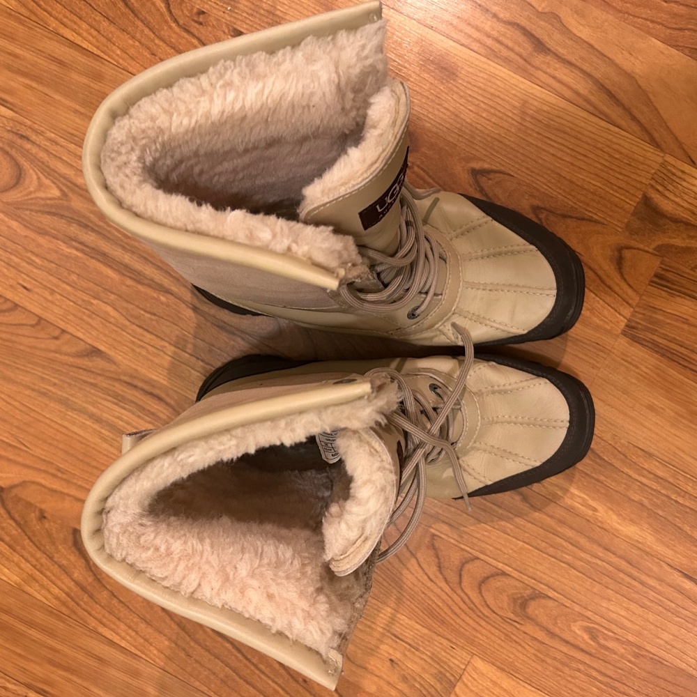 Ugg Women's Adirondack Snow Boot, Size 8, cream and black, insulated and line - Picture 9 of 11